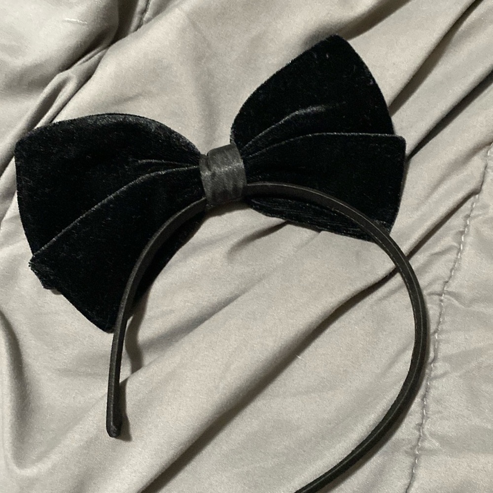 Black velvet bow hardly used